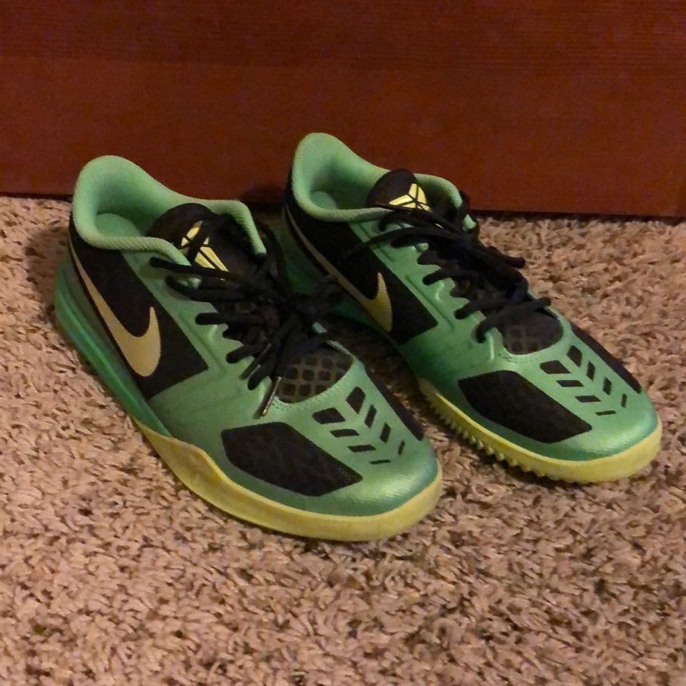 Nike Kobe size 7Y Basketball Shies